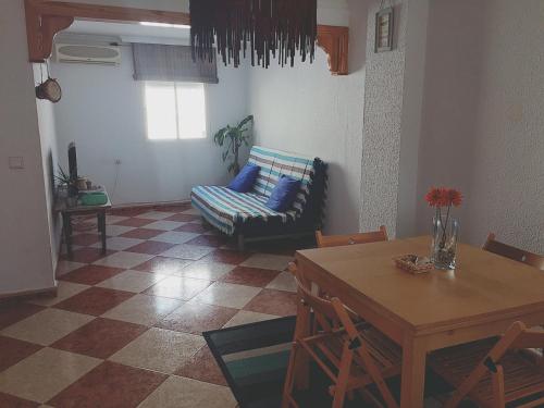 sala de estar con sofá y mesa en Apartamentos MásBambú, en Málaga