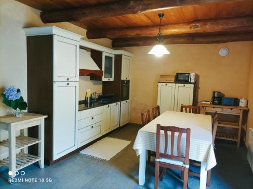 cocina con mesa, mesa y sillas en Apartamento Láncara en Lugo