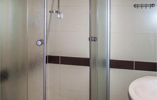 Ένα μπάνιο στο 2 Bedroom Beautiful Home In Nowecin