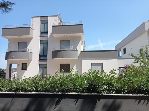 - un bâtiment blanc avec des balcons et des plantes dans l'établissement Studio apartment with pool, à Pula