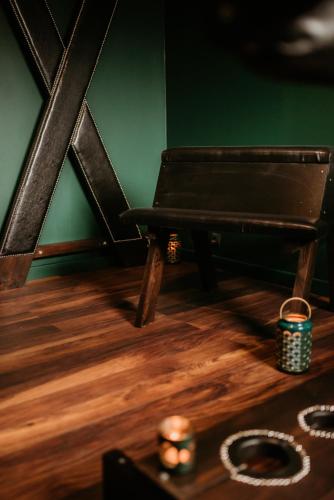 トルンにあるMake Love Apartment Premiumの木製の床の上に座る黒いベンチ