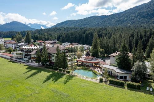 una vista aérea de un complejo en las montañas en Alpenhotel Karwendel -Adults only-, en Leutasch