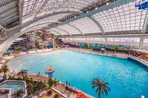 une grande piscine intérieure dans un bâtiment dans l'établissement Tropical Oasis - King Beds - Free Netflix & Parking - Fast Wi-Fi, à Edmonton