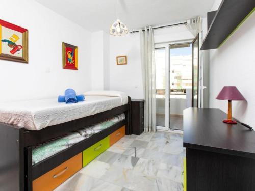 1 dormitorio con litera y escritorio en Beachfront holiday home in Salobre a with pool, en Salobreña