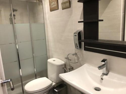 ein Bad mit einem WC, einem Waschbecken und einer Dusche in der Unterkunft COMFORTABLE APARTMENT CLOSE TO BUNKERS DEL CARMEL! in Barcelona
