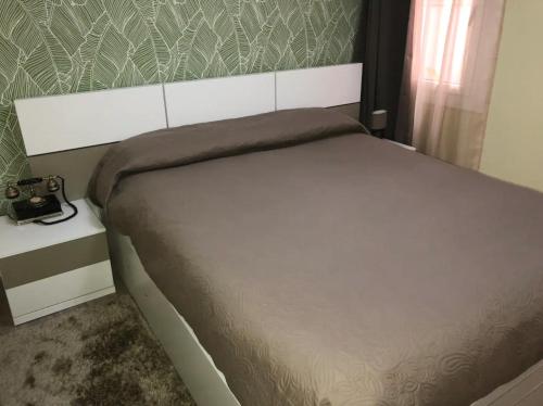 uma cama num pequeno quarto com uma cama sidx sidx em COMFORTABLE APARTMENT CLOSE TO BUNKERS DEL CARMEL! em Barcelona