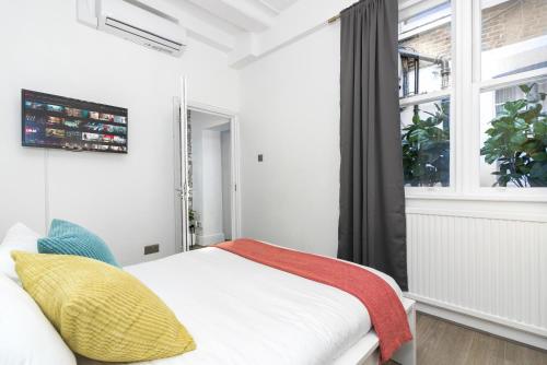 a bedroom with a bed and a window at Two Bedroom Apartment in Central London with Large Terrace in London