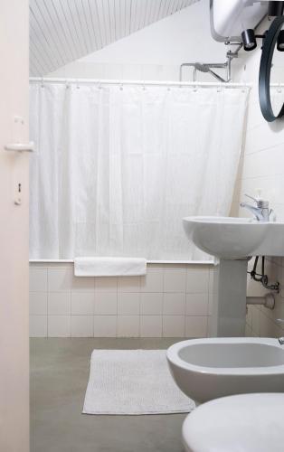 Un baño de "Villa Alba" authentic hospitality and sustainability in the heart on Langhe