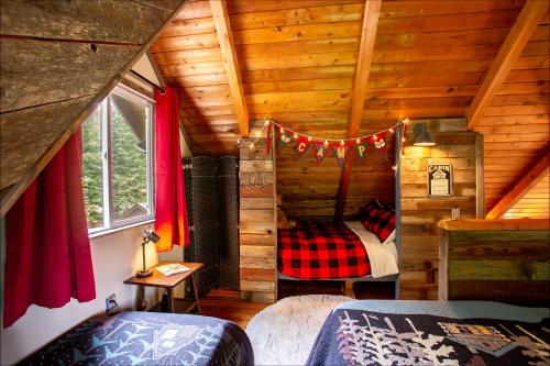 1 dormitorio con 1 cama en una cabaña de madera en Elk Meadows Cottage, en Packwood