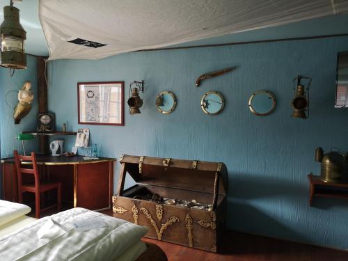 a bedroom with a blue wall with mirrors and a bed at Hotel Goldflair am Rathaus in Korbach