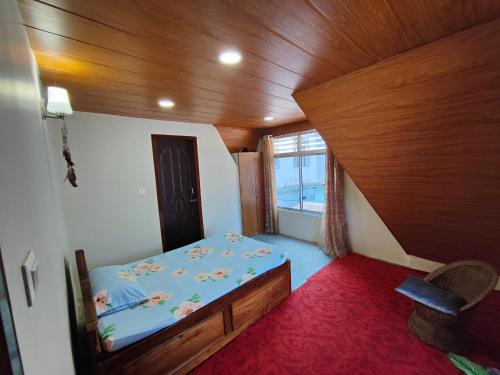 En eller flere senge i et værelse på Gurung homestay