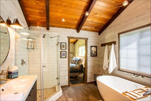 y baño con bañera, ducha y lavamanos. en Elk Meadows Cottage, en Packwood