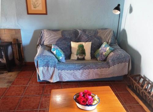 a living room with a couch with pillows and a table at Casa La Mestra in Herbeset