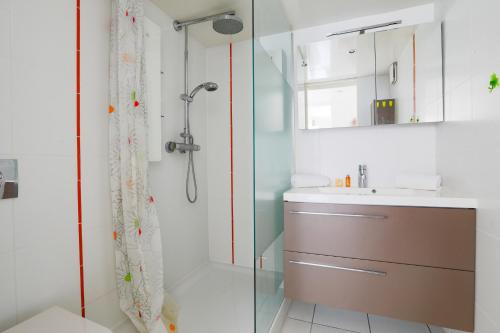 une salle de bain avec douche et lavabo dans l'établissement Maison confortable à deux pas du village, à La Flotte