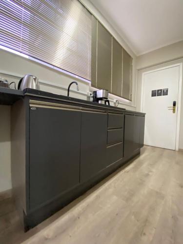 a kitchen with a black counter top in a room at Hayer Hotel in Erechim