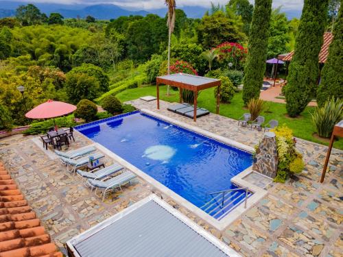 an overhead view of a pool with chairs and a table at Hotel Campestre Solar De La Luna in Armenia