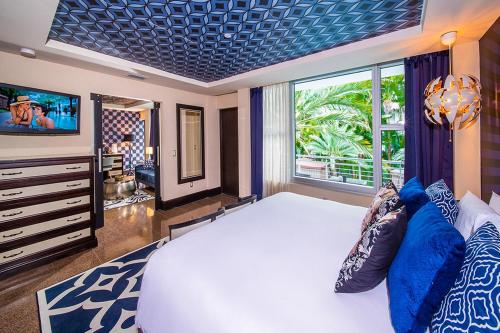 Katil atau katil-katil dalam bilik di National Hotel, An Adult Only Oceanfront Resort