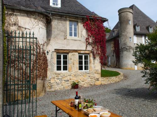 a house with a table with bottles of wine on it at Loge du Chateau de Pouech in Moulis