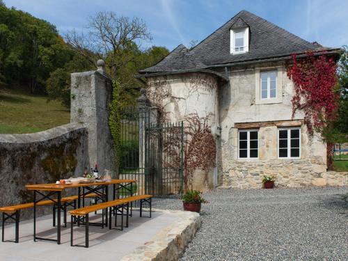 a table and benches in front of a building at Loge du Chateau de Pouech in Moulis
