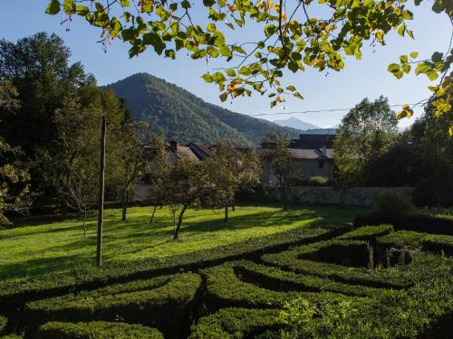 a maze in a field with mountains in the background at Loge du Chateau de Pouech in Moulis