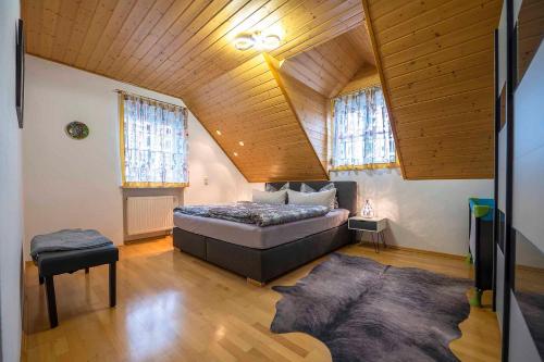 una camera con letto e soffitto in legno di Ferienwohnung Schötz a Moosbach