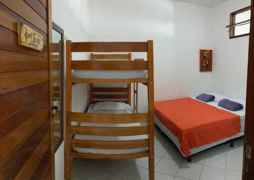 a bedroom with two bunk beds and a bed at Villa Nevada Hostel in Bananeiras