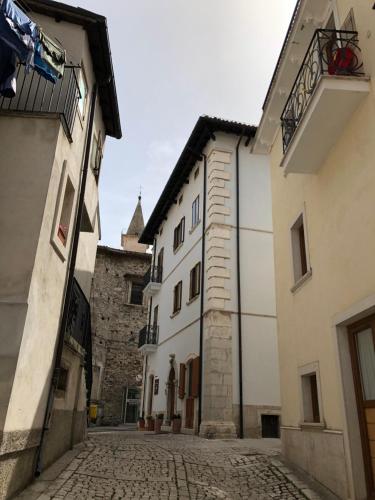 un callejón en un castillo con un edificio en Mini Appartamento Centro Storico, en Pescocostanzo