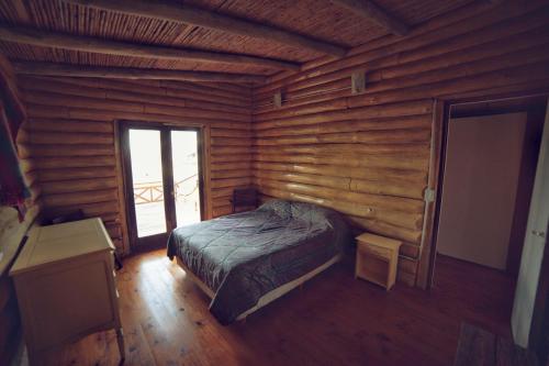 拉斯弗羅列斯的住宿－Ñükun，小木屋内一间卧室,配有一张床