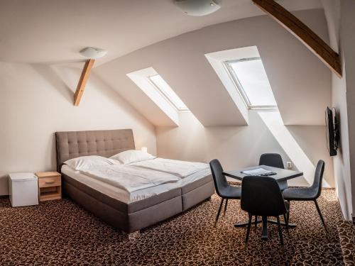 Кровать или кровати в номере Hotel Brixen