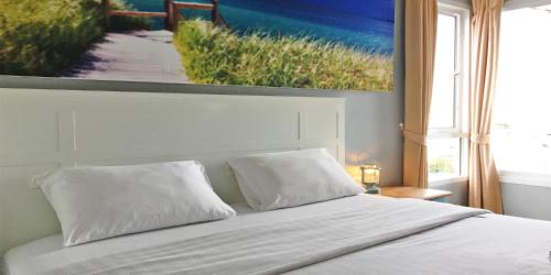 Una cama o camas en una habitación de Hub Hua Hin 57