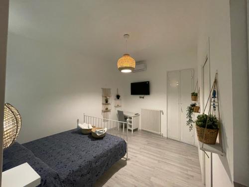 - une chambre avec un lit et un bureau dans l'établissement Arco di Levante alle Colonne, à Bari