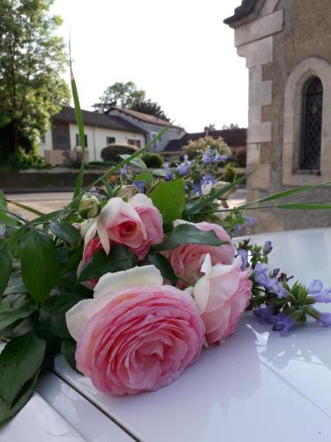 un bouquet de roses assises sur une voiture dans l'établissement ChezMaguy Gîte semi-rural vallée de l Isle Dordogne Périgord, à Montrem