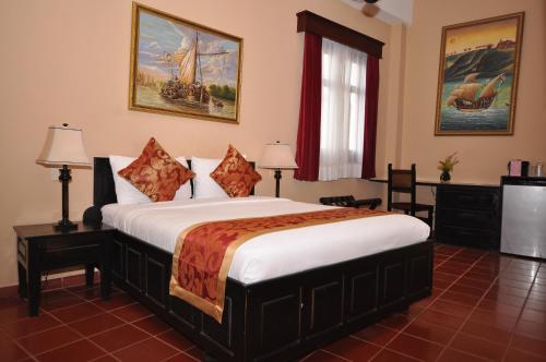 a bedroom with a large bed in a room at Boutique Hotel Palacio in Santo Domingo
