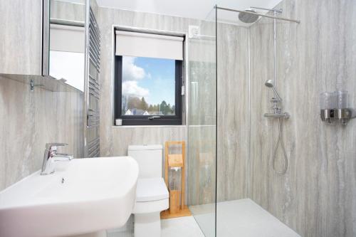 y baño con aseo, lavabo y ducha. en Shiphorns luxury cabin with a hot tub en Eddleston
