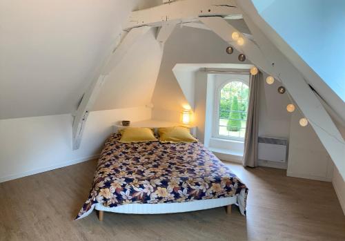 1 dormitorio con 1 cama en el ático en Les Bosquets en Saint-Ouen-des-Toits