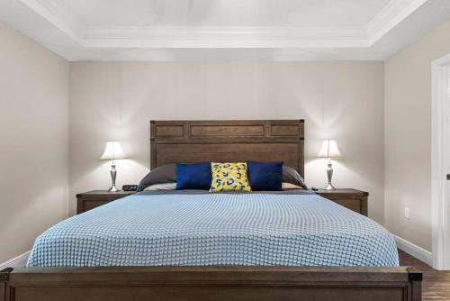 een slaapkamer met een groot bed en 2 lampen bij Pet-friendly, Heated Pool, Close to Everything 3 Bedroom Home in Dunnellon