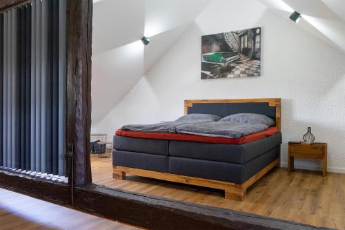 1 dormitorio con 1 cama en el ático en Ferienhaus Reuter, en Schweich