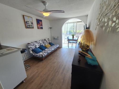 un salon avec un canapé et une table dans l'établissement Studio cabine mer et pinède 26m2: 4pers, neuf, cosy, à La Grande Motte