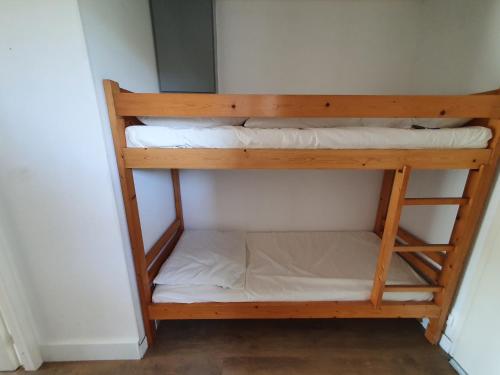 Posteľ alebo postele v izbe v ubytovaní Studio cabine mer et pinède 26m2: 4pers, neuf, cosy