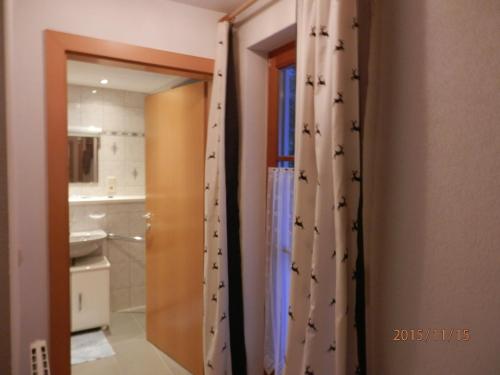 La salle de bains est pourvue d'un rideau de douche avec des chauves-souris. dans l'établissement Ferienhaus Pfeifer, à Sankt Gallenkirch
