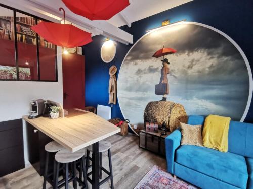 un salon avec un canapé bleu et une table dans l'établissement Maisonnette avec terrasse et parking - Madeleine, il était une fois, à Haute-Goulaine