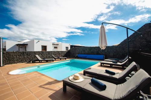 Villa Vista Reina - Luxury 6 Bedroom - Heated Pool- Views - Pool Table - Vista Lobos - Playa Blanca