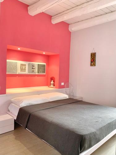 a bedroom with red walls and a large bed at L'angolo di mare [Centro di Sirolo] in Sirolo