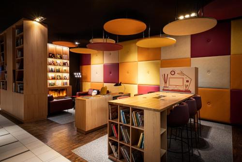 Uma área de estar em Holiday Inn Zürich Messe by IHG