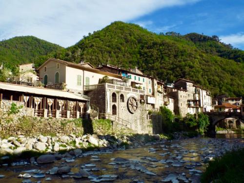 um grupo de edifícios junto a um rio em Via Liberale Sleeps 8 Isolabona Italy em Isolabona