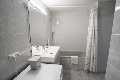 y baño con lavabo, aseo y bañera. en CABANA & Fenêtre sur Lac - Terrasse & Parking, en Tresserves