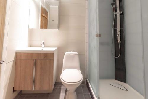 a bathroom with a toilet and a sink and a shower at Fagertoppen 12B in Trysil