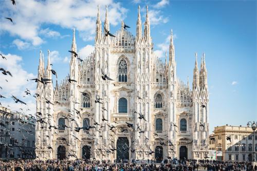 a large white cathedral with birds in front of it at Appartamento DeLuxe con parcheggio gratuito in Segrate