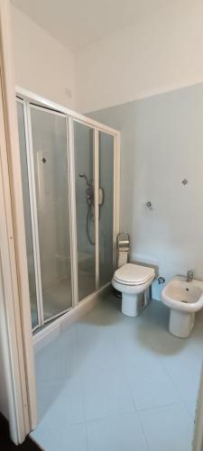 a bathroom with a shower and a toilet and a sink at Appartamento DeLuxe con parcheggio gratuito in Segrate
