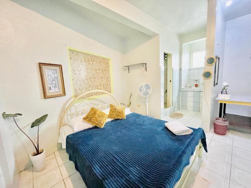 - une chambre avec un lit et une couverture bleue dans l'établissement The Studio byTERBAIKhome, à Puerto Princesa